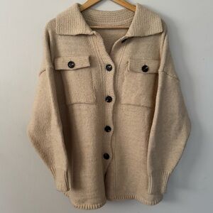 Staccato • (M/L) oversized Beige V-Neck Button Up Cardigan Long Sleeve